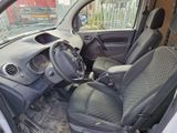 une voiture garée à l'arrière d'une autre voiture