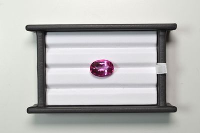 un gros plan sur un diamant rose dans un écrin noir