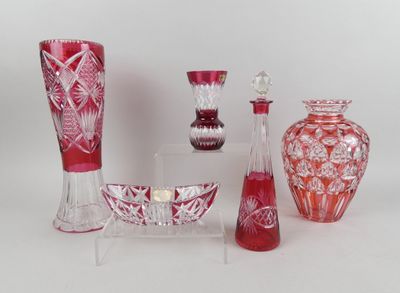 un grand nombre de vases en verre posés sur une table