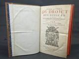 un livre ouvert avec l'image d'un oiseau dessus