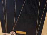 Plusieurs colliers sont exposés sur une table dans une bijouterie.