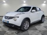 le suv nissan juke blanc est garé sur un sol en damier
