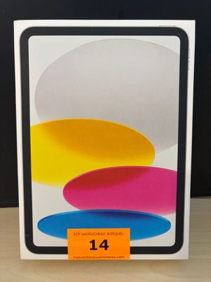 Un iPad 11 d'Apple est présenté dans une boîte posée sur une table