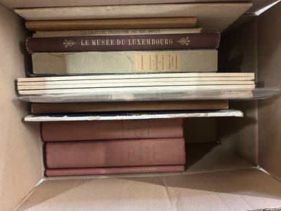 plusieurs livres empilés dans une boîte