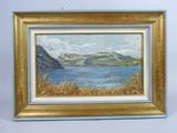 une peinture à l'huile représentant un lac avec des montagnes en arrière-plan