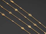 une collection de colliers et de bracelets à chaîne en or