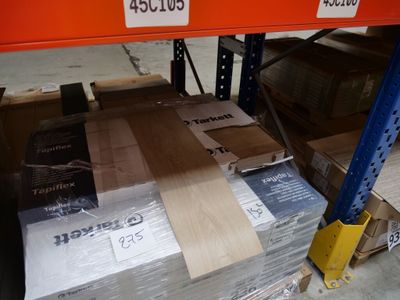 de nombreuses caisses en bois sur les étagères du magasin