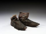 deux paires de chaussures ornées de chaînes, posées sur une surface blanche