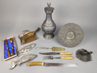 beaucoup d'objets en argent posés sur une table