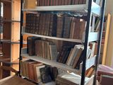 une pièce avec beaucoup de livres sur les étagères