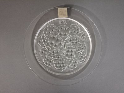 une assiette en verre avec un dessin sur une table