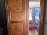 une armoire en bois surmontée d'un miroir