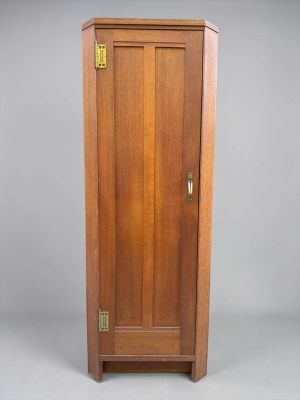 une photo d'une grande armoire en bois munie d'une porte