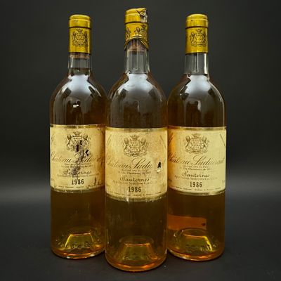 trois bouteilles de vin posées l'une à côté de l'autre sur une table