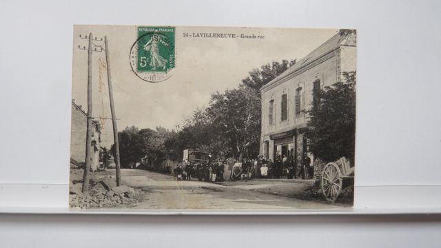 La Villeneuve Grande Rue (Arrivée de l’Autobus devant le Café Lau...