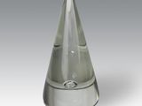 une image représentant un vase en verre transparent muni d'un socle en métal