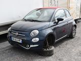 une petite voiture bleue garée à côté d'une remorque