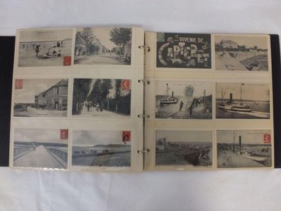 un livre ouvert, orné d'images de personnes, posé sur une surface blanche