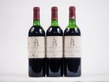 trois bouteilles de vin rouge posées côte à côte sur une table