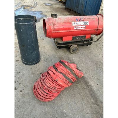 un souffleur rouge posé à côté d'une poubelle et d'une poubelle
