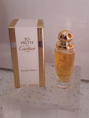 un flacon de parfum posé sur un comptoir à côté d'une boîte