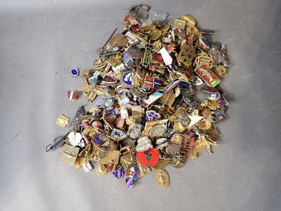 un tas d'objets métalliques divers posés sur une table
