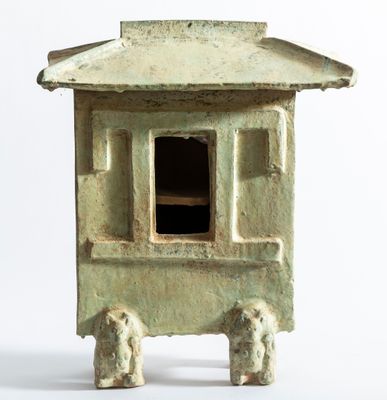 une petite statue représentant une petite maison avec deux chiens