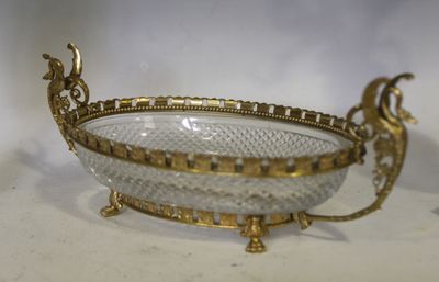 un bol en verre orné d'un motif doré