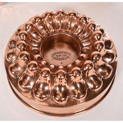 un moule à gâteau avec un gâteau au milieu