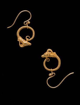 une paire de boucles d'oreilles en or représentant un serpent et une tête de serpent