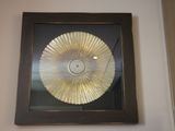 une photo d'une horloge accrochée au mur