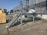 un escalier métallique menant au sommet d'un immeuble