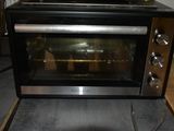 un four grille-pain posé par terre dans la cuisine