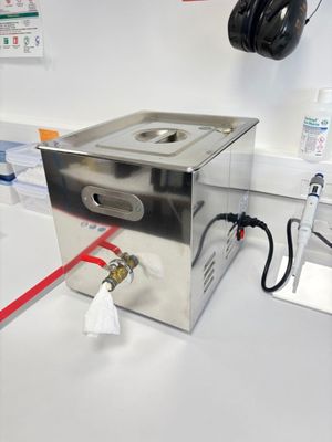 une photo d'un évier en acier inoxydable dans une chambre d'hôpital