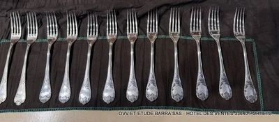 beaucoup de fourchettes et de cuillères sur la table