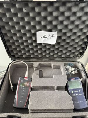 un étui contenant une télécommande et un téléphone portable