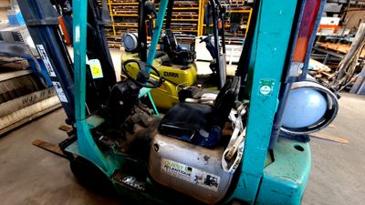 un chariot élévateur dont l'arrière est bleu et l'autre jaune
