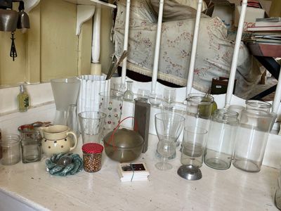 un comptoir sur lequel sont disposés de nombreux verres
