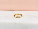 une bague en or posée sur un comptoir en marbre