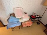 une pièce avec un lit, une chaise, une table et une lampe