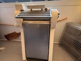 une photo d'une cuisine avec un barbecue et une fenêtre