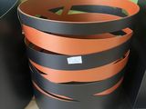 deux paniers noirs et orange posés l'un à côté de l'autre sur le sol