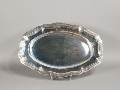 un plateau en argent posé sur une table