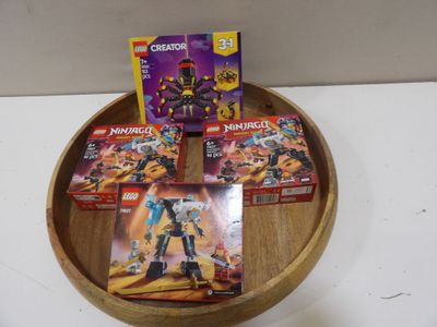 un bol en bois posé sur une table, avec des Lego dessus