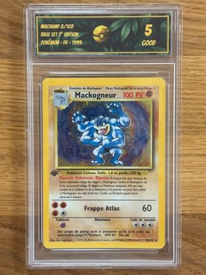 une carte à collectionner Pokémon dans un étui en plastique posé sur une table