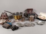 beaucoup d'objets en argent et en verre sur la table