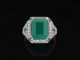 une bague en émeraude et diamant