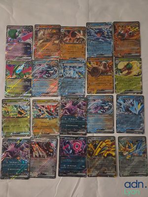 une pile de cartes Pokémon posée sur un drap blanc