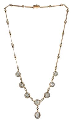 gros plan d'un collier sur fond blanc