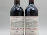 deux bouteilles de vin rouge posées l'une à côté de l'autre sur une table